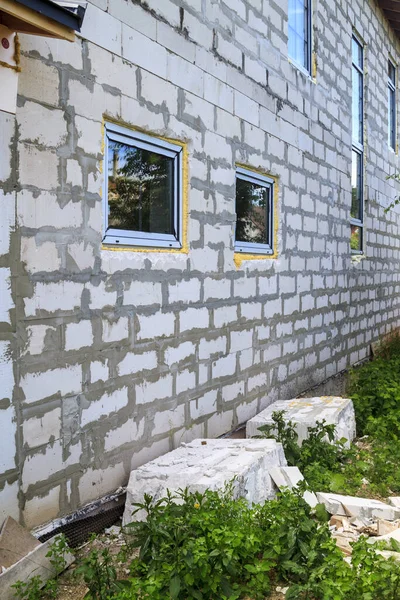 Fassade Des Häuschens Bau Mit Neuen Eingesetzten Fenstern Blöcke Aus — Stockfoto