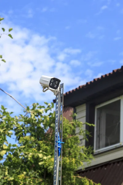 监视和安全之家的概念 村中私人住宅的安全Cctv摄像头监控范围 — 图库照片