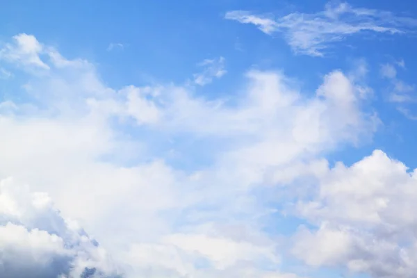 Άσπρα Σύννεφα Μπλε Ουρανό Φυσικό Φόντο — Φωτογραφία Αρχείου