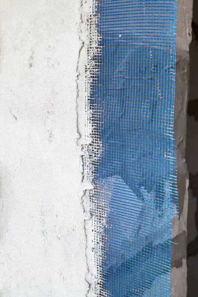 Mur Avec Plâtre Appliqué Grille Renforcement Bleue Qui Sort Dessous — Photo