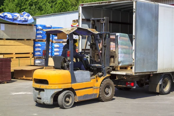 Gele Heftrucklader Laadt Lading Vrachtwagen Voor Levering Aan Klanten — Stockfoto