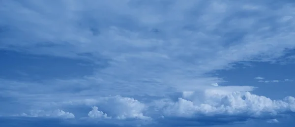 Σύννεφα Στον Ουρανό Φυσικό Φόντο Τονισμένο Μοντέρνο Κλασικό Μπλε Χρώμα — Φωτογραφία Αρχείου