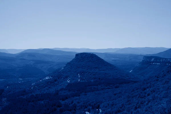 夏天的山景 岩石和山谷景观 以2020年流行的经典蓝色色调呈现 森林覆盖的山脉美丽的简约景观 — 图库照片