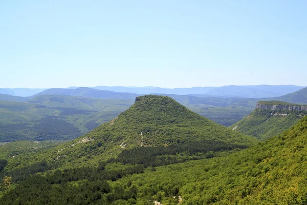 夏天的山水 岩石和山谷景观 森林覆盖的青山山脉美丽的简约风景 — 图库照片