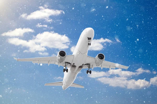 Fehér Utasszállító Repülőgép Elengedte Futóművét Leszáll Havazáson Keresztül Fehér Felhők — Stock Fotó