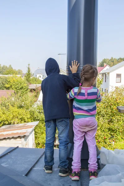 Bambino Ragazza Stanno Sul Tetto Una Casa Aggrappano Tubo Guardano — Foto Stock