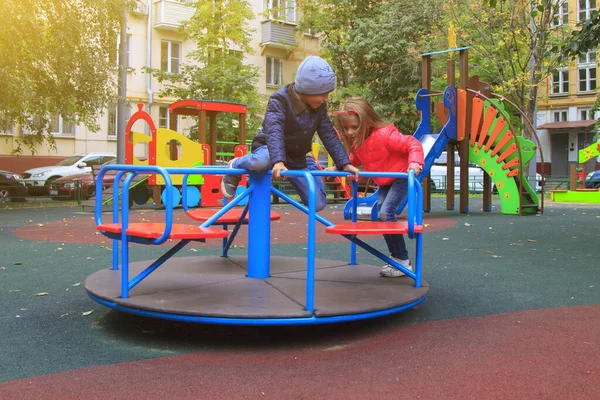 Mädchen Pinkfarbener Jacke Rollt Junge Auf Karussell Hof Spielplatz Kinder — Stockfoto