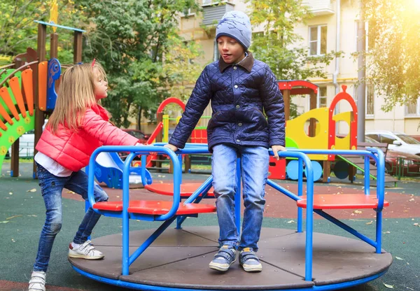 Menina Rosa Jaqueta Rola Menino Carrossel Quintal Playground Livre — Fotografia de Stock