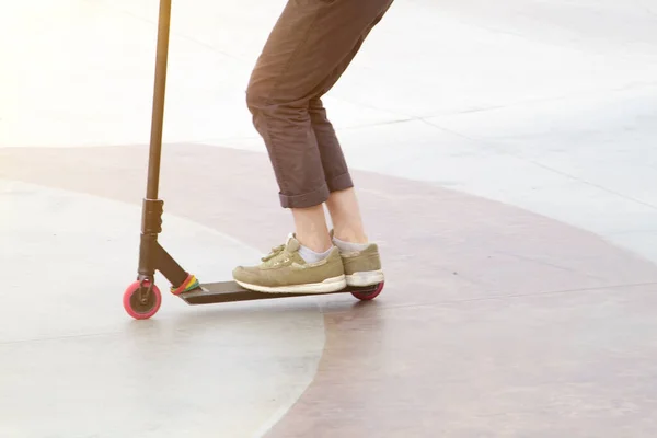 Jonge Man Kisck Scooter Treinen Snel Rijden Trucs Uit Voeren — Stockfoto