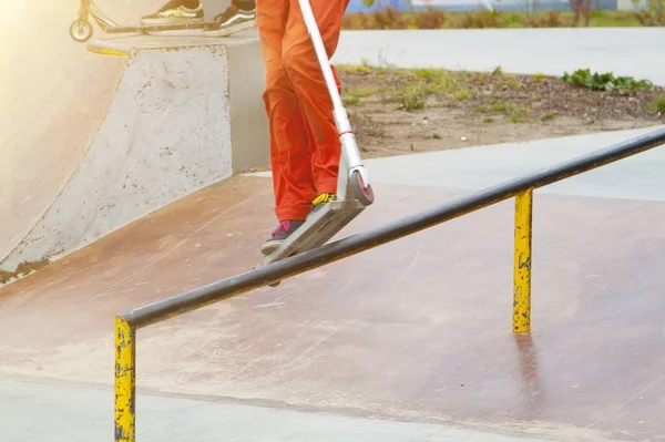 Rider Stunt Kick Scooter Slides Edge Metal Ramp Skate Park — Stock Photo, Image