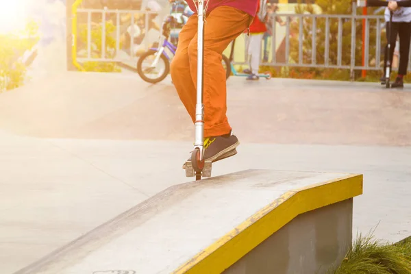 스턴트 스쿠터 스케이트 경사로를 미끄러지는 운전사 — 스톡 사진