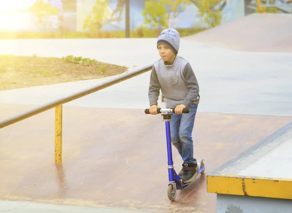 Junge Auf Tretroller Trainiert Wie Ältere Jungs Skatepark Fahren Und — Stockfoto