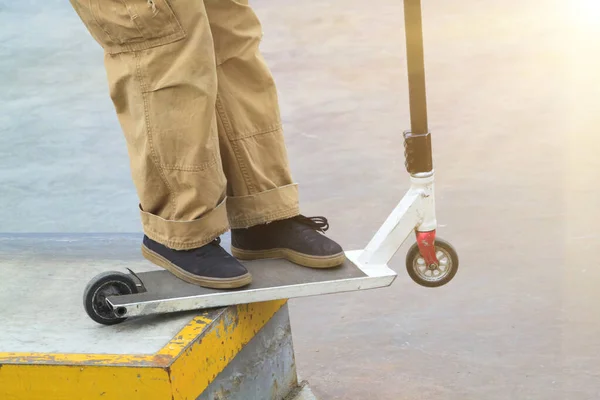 Piloto Stunt Kick Scooter Slides Longo Borda Metal Rampa Concreto — Fotografia de Stock