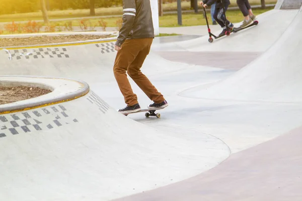 Joven Practicando Patineta Skate Park — Foto de Stock