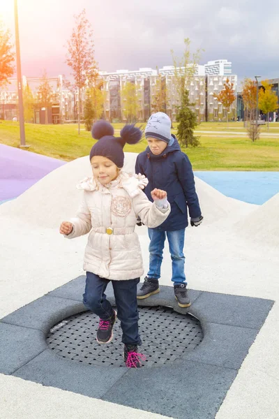 Glückliches Mädchen Springt Auf Trampolin Und Verärgerter Junge Ist Wütend — Stockfoto