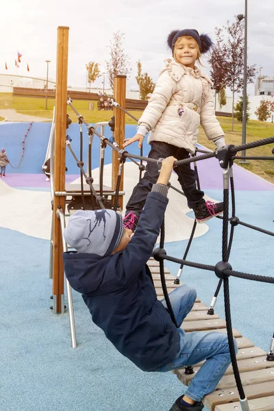 Junge Mit Hut Hängt Seil Und Blickt Die Kamera Seine — Stockfoto