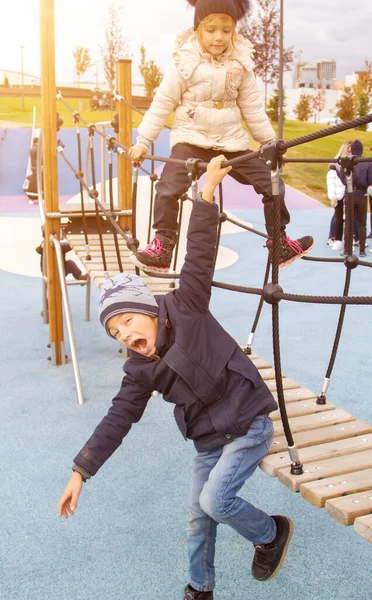 Junge Mit Hut Hängt Seil Und Seine Schwester Steht Dahinter — Stockfoto