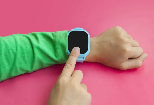 Reloj Inteligente Para Niños Portátil Para Llamadas Seguimiento Ubicación Con —  Fotos de Stock