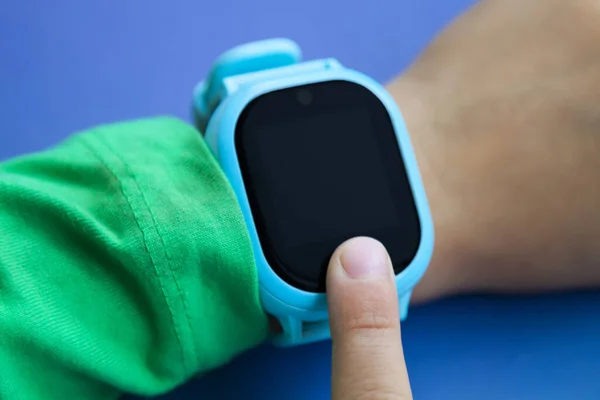 Reloj Inteligente Para Niños Portátil Para Llamadas Seguimiento Ubicación Con —  Fotos de Stock