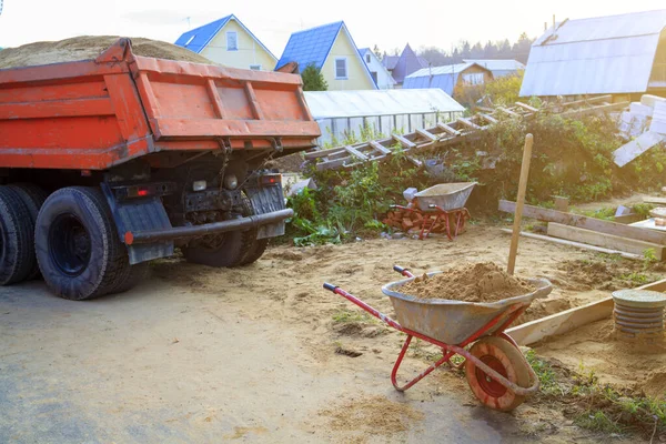 Skottkärra Med Sand Och Spade Förgrunden Och Dumpa Lastbil Förbereder — Stockfoto
