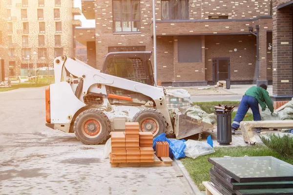 Skidåkare Gården Nya Flervåningshus Med Soppåsar Hink — Stockfoto