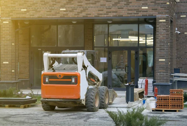 Skidåkare Står Framför Ingången Till Nya Flervåningshus Och Väntar Att — Stockfoto