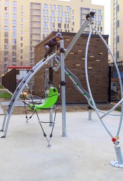 Liebenswerter Junge Klettert Auf Neues Modernes Gerät Auf Spielplatz Wohnanlage — Stockfoto