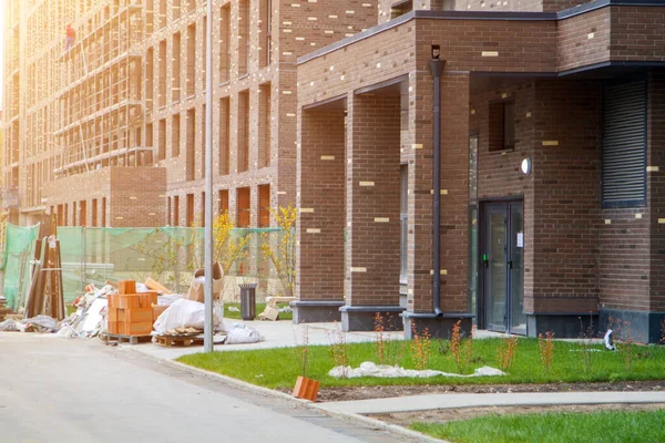 Tomma Byggmaterial Förpackningar Och Byggavfall Staplas Gatan Framför Nya Moderna — Stockfoto