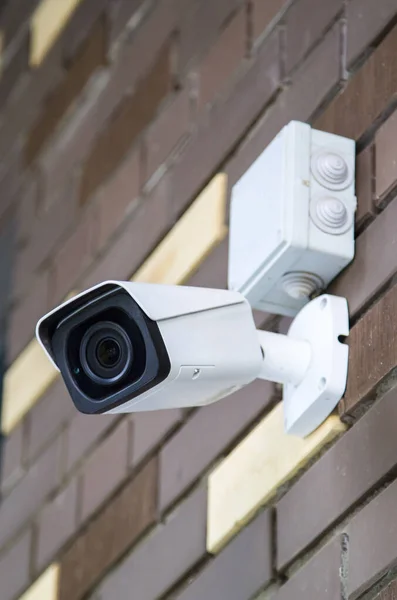 Kamera Telewizyjna Obwodzie Zamkniętym Zamontowana Ścianie Cegły Kamera Monitoringu Zewnątrz — Zdjęcie stockowe