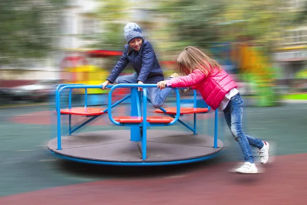 Mädchen Pinkfarbener Jacke Rollt Jungen Auf Karussell Auf Spielplatz Freien — Stockfoto