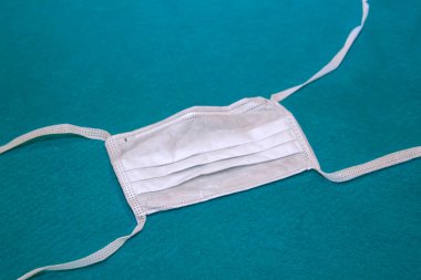 Mavi zemin üzerinde tıbbi yüz maskesi. COVID-19, Wuhan Roman Corona Virüsü Hastalığı 2019-NCoV