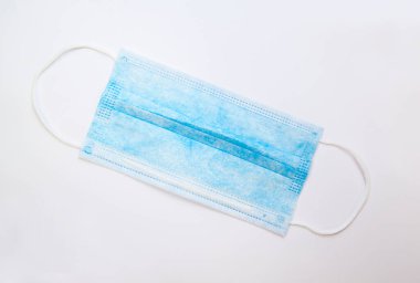 Gri arka planda mavi tıbbi maske. Coronavirus koruyucu ekipman