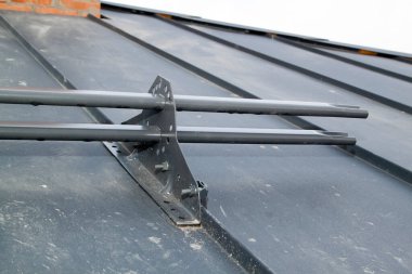 Metal kar koruyucuyu çatıya vidayla tutturma görüntüsünü kapat