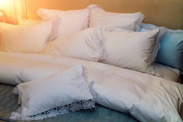 Крупный План Нового Одеяла Декоративными Белыми Подушками Спальне Образце Модели — стоковое фото