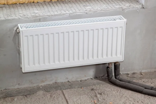 Radiateur Avec Tuyaux Chauffage Dans Nouvel Appartement Construction — Photo