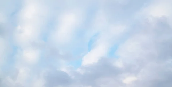 Μαλακή Εστίαση Των Λευκών Νεφών Στο Μπλε Ουρανό Φυσικό Υπόβαθρο — Φωτογραφία Αρχείου
