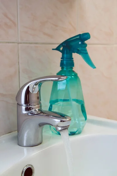 Selektiver Schwerpunkt Des Wasserhahns Mit Fließendem Wasser Und Flasche Antibakterieller — Stockfoto