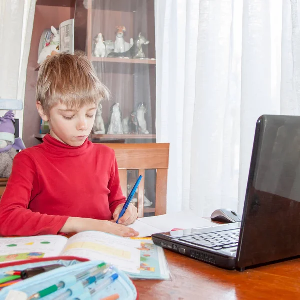 Ödevi Olarak Dizüstü Bilgisayar Kullanan Kendini Izole Eden Okul Çocuğu — Stok fotoğraf
