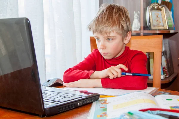 Παιδί Του Σχολείου Αυτο Απομόνωση Χρησιμοποιώντας Φορητό Υπολογιστή Για Σπίτι — Φωτογραφία Αρχείου