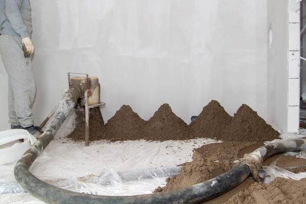 Машина Працює Стяжці Працівник Будівельному Майданчику Пісок Цементна Стяжка Підлоги — стокове фото