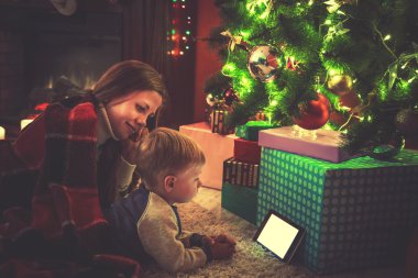  çocuk annesi ile bir Noel ağacı ile 