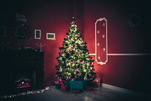 Vardagsrum med julgran — Stockfoto