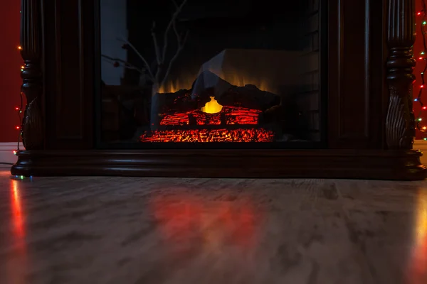 Ciemnym pokoju z ogniem w kominku — Zdjęcie stockowe