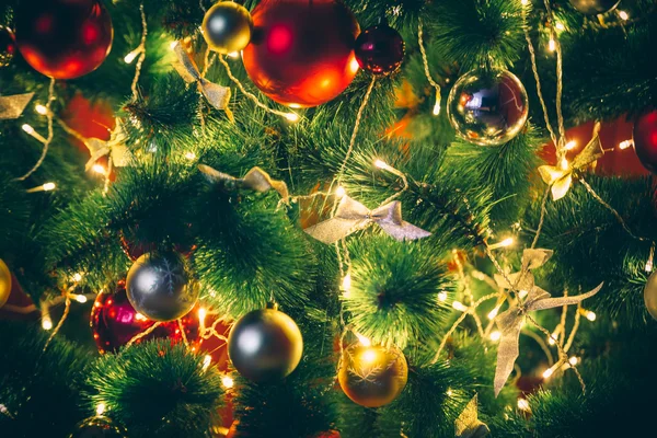 Vacker dekorerad julgran — Stockfoto