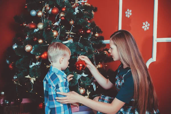Boy with his mother  with a Christmas tree — Stock fotografie