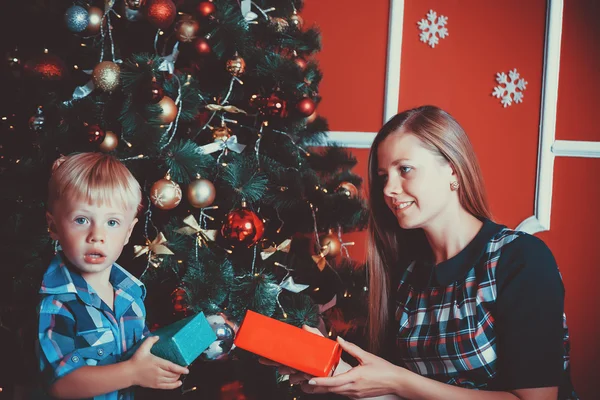 Boy with his mother  with a Christmas tree — Stock fotografie