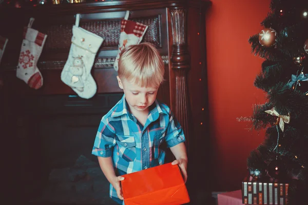 Portrét malého chlapce s dárkem — Stock fotografie