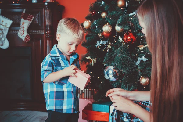 Niño con su madre con un árbol de Navidad —  Fotos de Stock