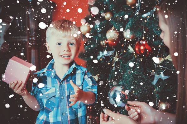 Matka a syn s vánoční stromeček — Stock fotografie