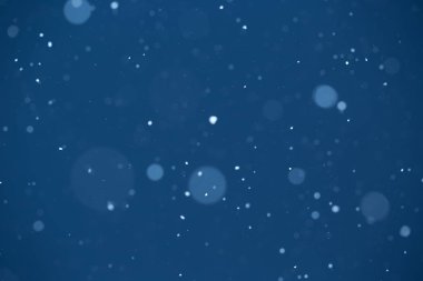 Mavi arkaplana düşen kar